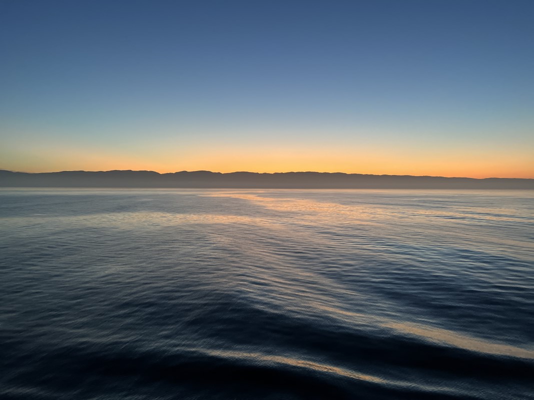 Vue d'un rivage de l'Alaska au lever du soleil sur un bateau de croisière.