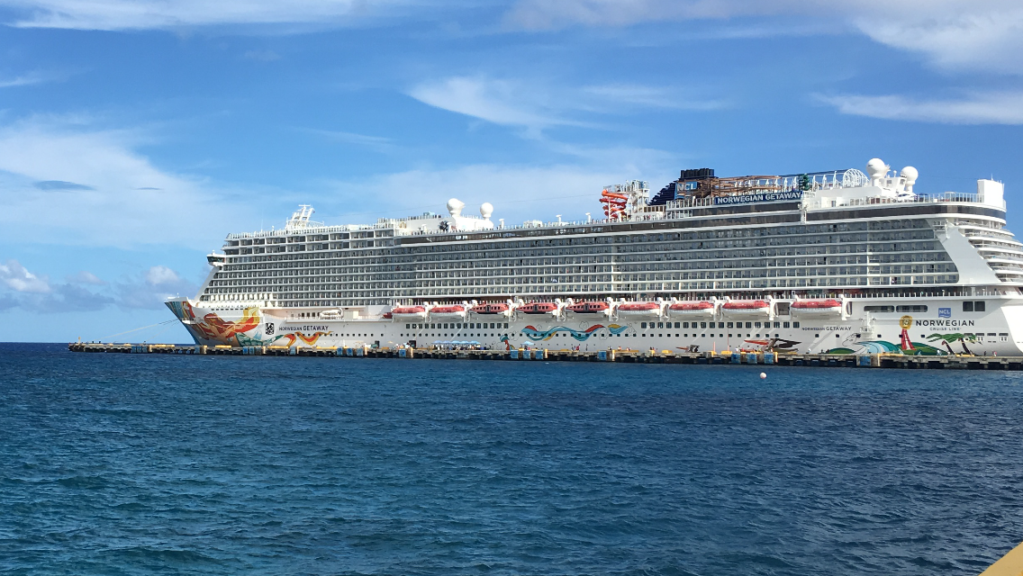 Une vue de l'escapade ncl (un grand bateau de croisière) sur l'océan.