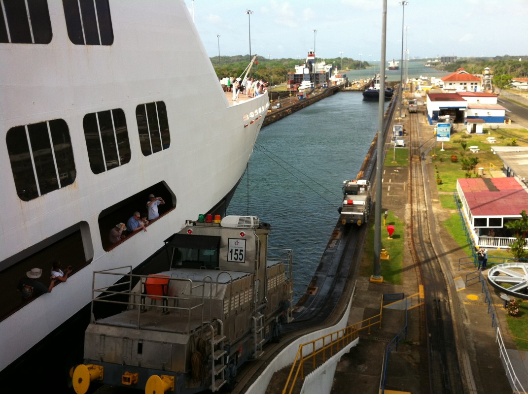 Une vue en perspective du canal de panama sous un angle légèrement surélevé.
